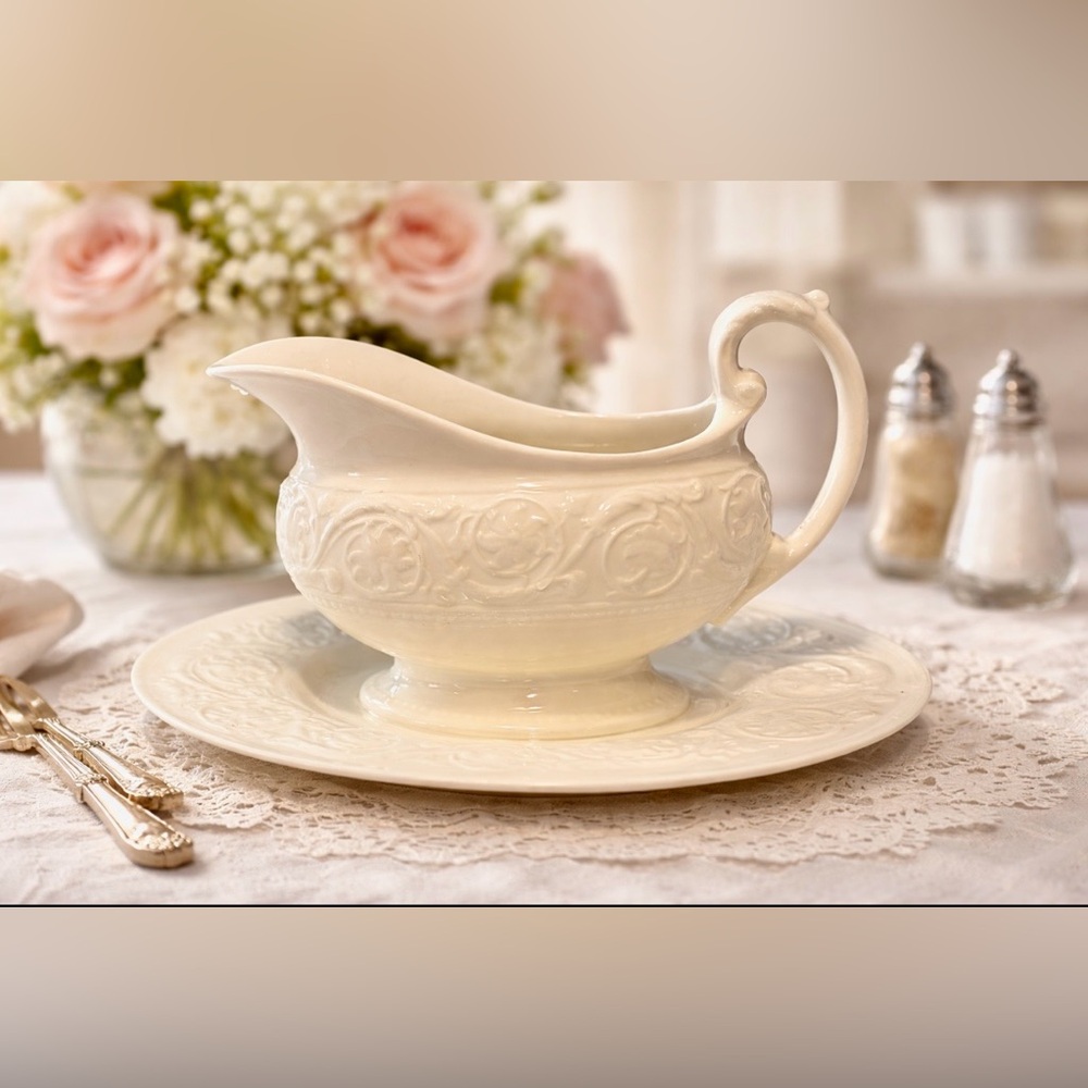 Vintage Wedgwood Patrician Gravy Boat with Attached Underplate|Barlaston England